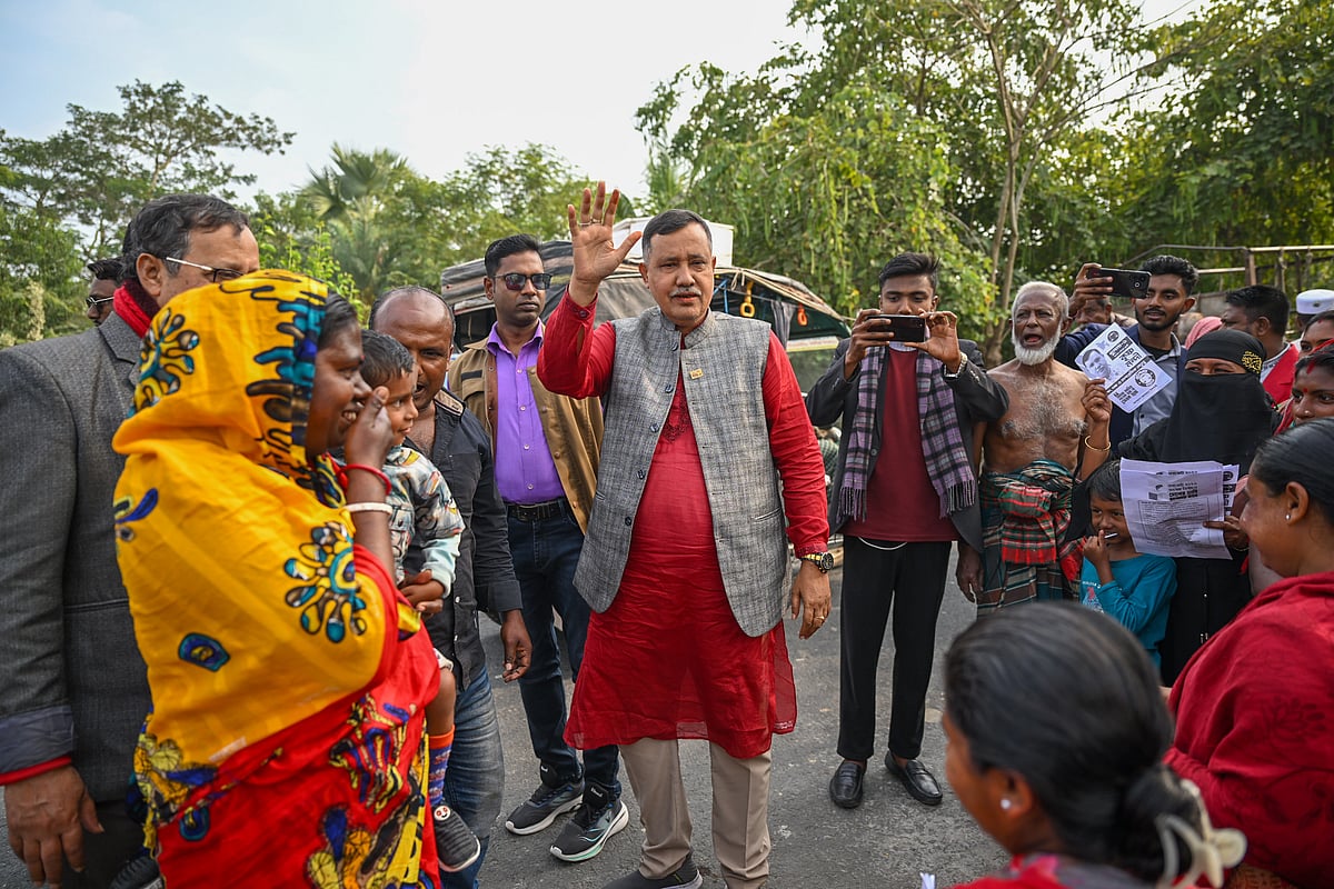 গণসংযোগে খুলনা-১ আসনে জামায়াতে ইসলামীর প্রার্থী কৃষ্ণ নন্দী। বুধবার খুলনার দাকোপে