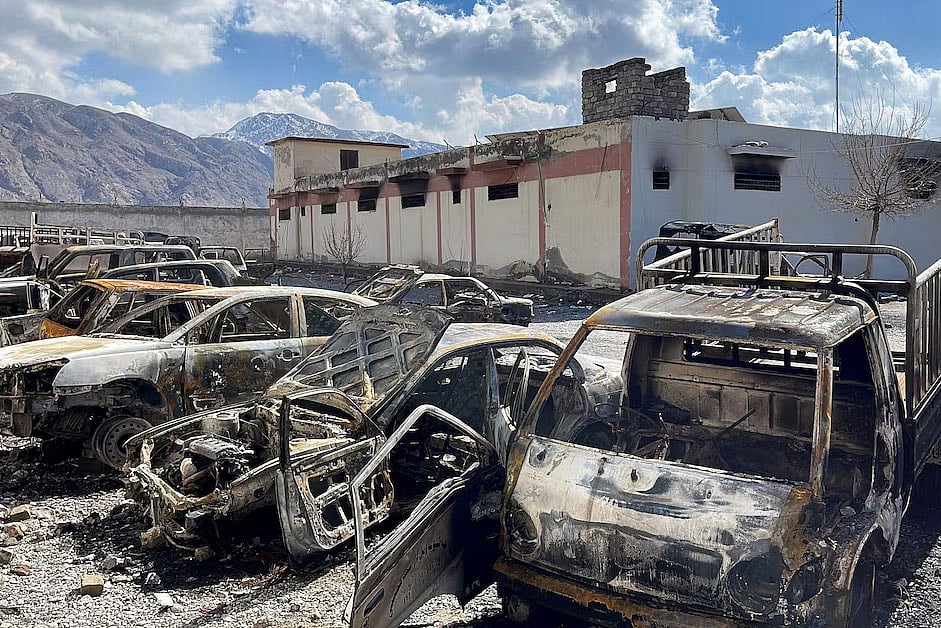 বিচ্ছিন্নতাবাদীদের হামলায় একটি থানার অনেক গাড়ি পুড়ে যায়। পাকিস্তান, কোয়েটা, ১ ফেব্রুয়ারি ২০২৬