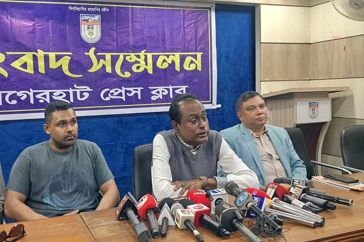 বাগেরহাট–১, ২ ও ৩ আসনের স্বতন্ত্র প্রার্থী এম এ এইচ সেলিমের সংবাদ সম্মেলন। আজ বুধবার দুপুরে বাগেরহাট প্রেসক্লাবে