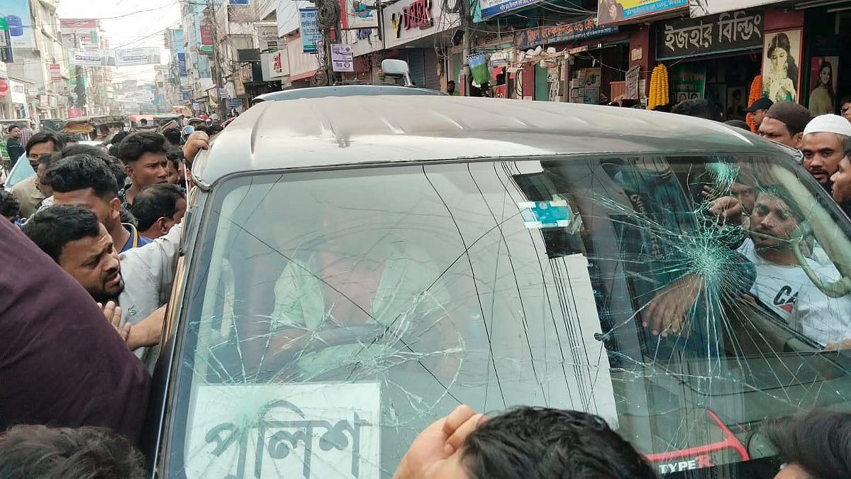 হামলার সময় পিবিআইয়ের একটি মাইক্রোবাস ভাঙচুর করা হয়েছে। গতকাল মঙ্গলবার বিকেলে সৈয়দপুর উপজেলার শহীদ ডা. জিকরুল হক রোডের খালেক মার্কেটের সামনে