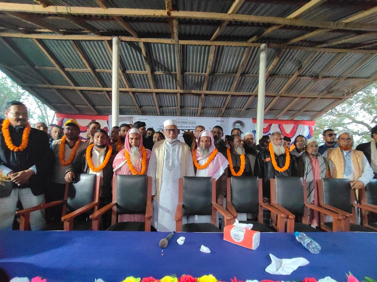 চাঁপাইনবাবগঞ্জের শিবগঞ্জে ‘জামায়াতে ইসলামীর ৩০ জন’ কর্মী-সমর্থককে ফুলের মালা পরিয়ে বিএনপিতে বরণ করা হয়। গতকাল উপজেলার নাক কাটিতলা এলাকায়