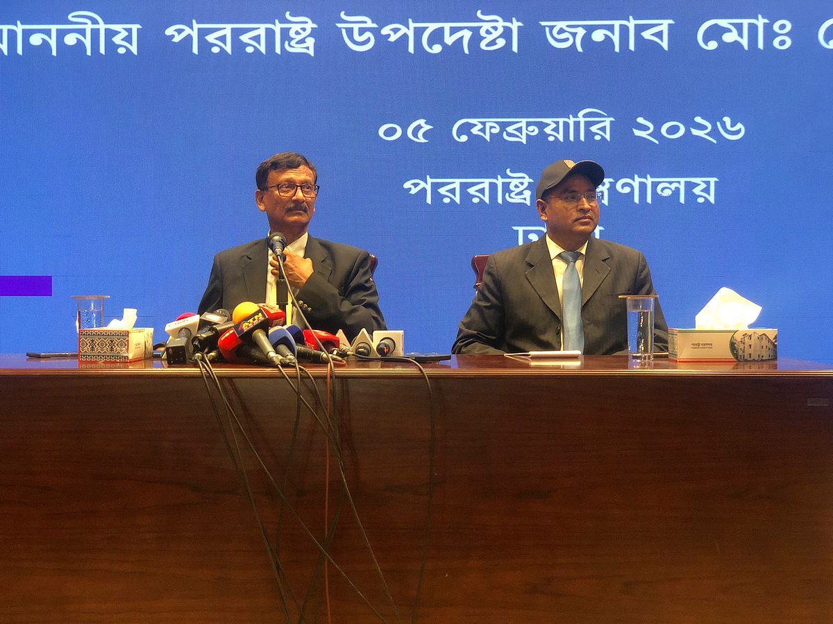 সাংবাদিকদের সঙ্গে মতবিনিময়ে পররাষ্ট্র উপদেষ্টা তৌহিদ হোসেন। আজ বৃহস্পতিবার বিকেলে পররাষ্ট্র মন্ত্রণালয়ে