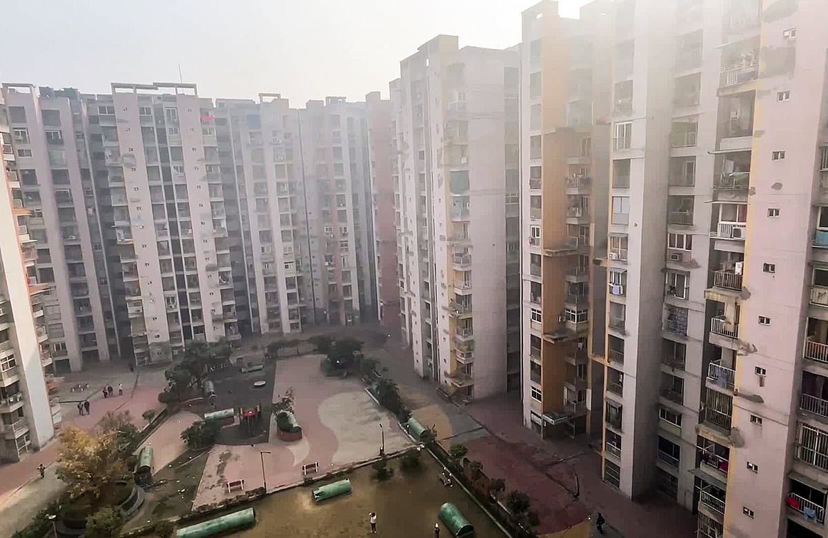 দিল্লির উপকণ্ঠের গাজিয়াবাদের এই আবাসিক এলাকার একটি ভবনের নয়তলা থেকে তিন বোন লাফিয়ে মারা যায়। ৪ ফেব্রুয়ারি ২০২৬, নয়াদিল্লি