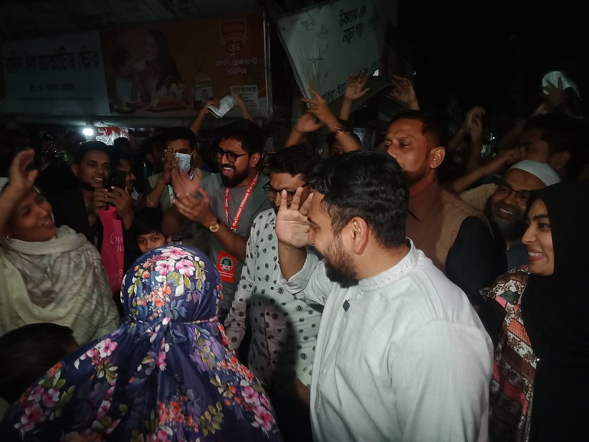 দক্ষিণ বাড্ডা এলাকায় গণসংযোগ করেন শাপলা কলি প্রতীকের প্রার্থী নাহিদ ইসলাম। দক্ষিণ বাড্ডা, ঢাকা, ৫ ফেব্রুয়ারি ২০২৬