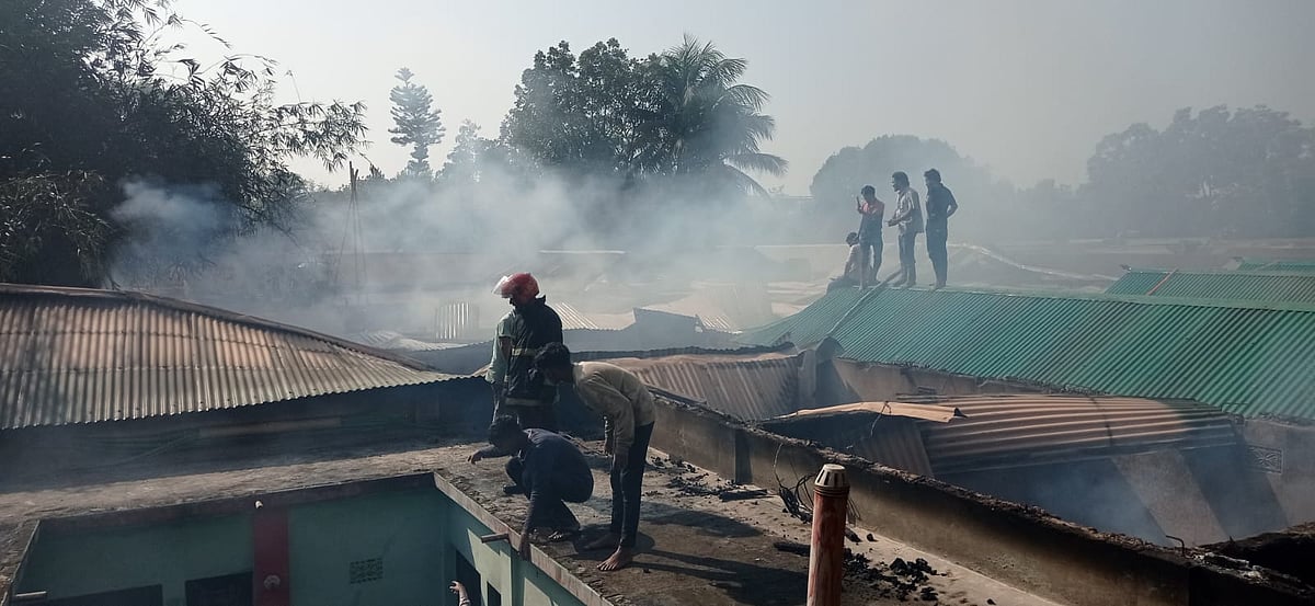 গাজীপুরে শ্রীপুরে শ্রমিকদের কক্ষে আগুন লাগার খবর পেয়ে ঘটনাস্থলে যান ফায়ার সার্ভিসের কর্মীরা। তাঁরা স্থানীয় বাসিন্দাদের সঙ্গে আগুন নিয়ন্ত্রণে কাজ করেন। আজ সকাল ৯টার দিকে