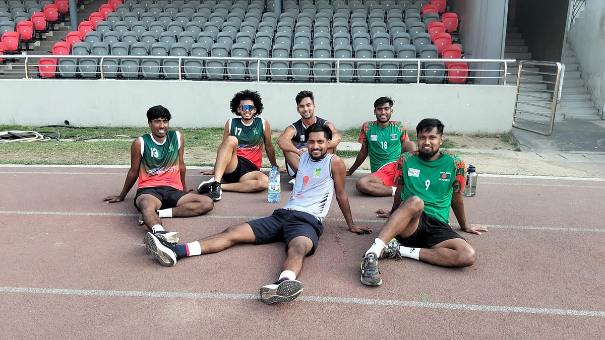 এশিয়ান গেমসের বাছাইপর্ব সামনে রেখে প্রস্তুতি শুরু করেছে বাংলাদেশ জাতীয় হকি দল। গতকাল জাতীয় স্টেডিয়ামে কুপার টেস্ট দেওয়ার ফাঁকে আড্ডায় মেতে ওঠেন আমিরুল–তানভীররা