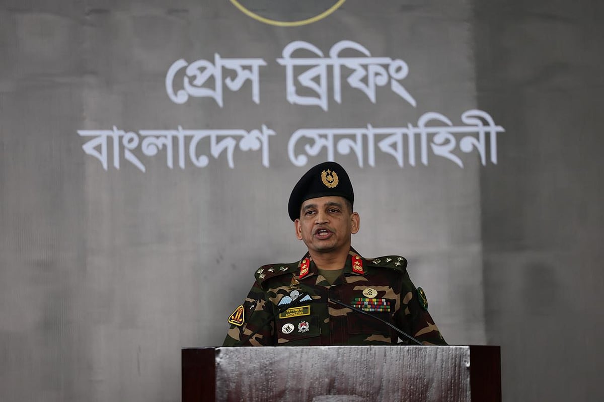 ‘ইন এইড টু সিভিল পাওয়ার’ কার্যক্রম নিয়ে আয়োজিত সংবাদ সম্মেলনে বক্তব্য দিচ্ছেন সেনা সদরের সামরিক অপারেশনস পরিদপ্তরের পরিচালক বিগ্রেডিয়ার জেনারেল দেওয়ান মোহাম্মদ মনজুর হোসেন। আজ বৃহস্পতিবার দুপুরে গুলিস্তানের রোলার স্কেটিং কমপ্লেক্সে
