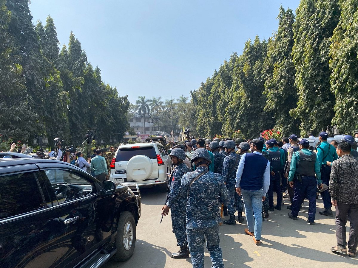 বন্দরে নৌ উপদেষ্টার গাড়ি বহর। বিক্ষোভকারীদের দেখে গাড়ি থেকে নেমে তাদের সঙ্গে কথা বলেন উপদেষ্টা