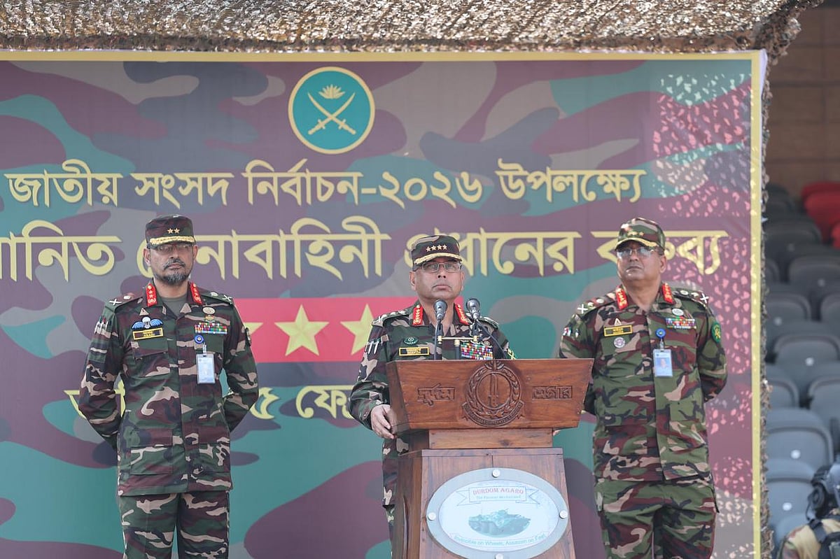 দায়িত্বরত সেনাসদস্যদের দিকনির্দেশনা দেন সেনাবাহিনীর প্রধান জেনারেল ওয়াকার-উজ-জামান। গুলিস্তান, ঢাকা, ৫ ফেব্রুয়ারি ২০২৬