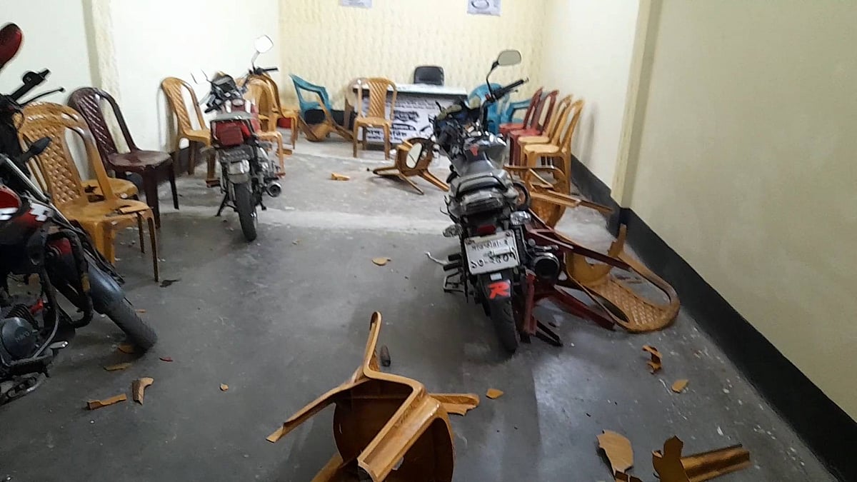 ভাঙচুরের শিকার নির্বাচনী কার্যালয়।  বৃহস্পতিবার রাতে ঝিনাইদহের কালীগঞ্জ শহরে