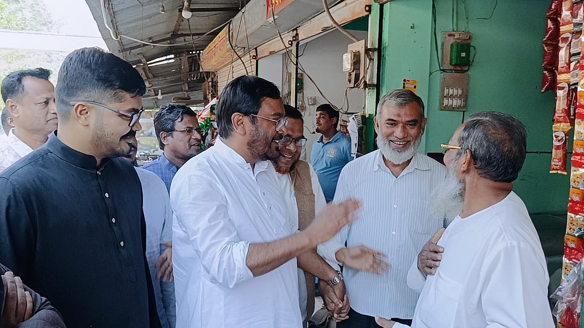 ফেনী-২ (সদর) আসনে ১১ দলীয় জোট সমর্থিত প্রার্থী আমার বাংলাদেশ পার্টির (এবি পার্টি) চেয়ারম্যান মোহাম্মদ মজিবুর রহমান  মঞ্জু গণসংযোগ করছেন। গতকাল সকালে সদর উপজেলার ফরহাদনগর ইউনিয়নের ভোর বাজার এলাকায় তোলা