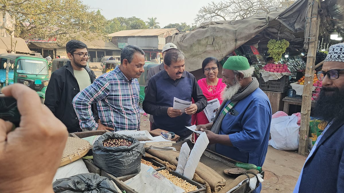 কিশোরগঞ্জের বাজিতপুর উপজেলায় প্রচারণা চালাচ্ছেন স্বতন্ত্র প্রার্থী হাসনাত কাইয়ূম। গতকাল বুধবার দুপুরে উপজেলার বাঁশমহল এলাকায়