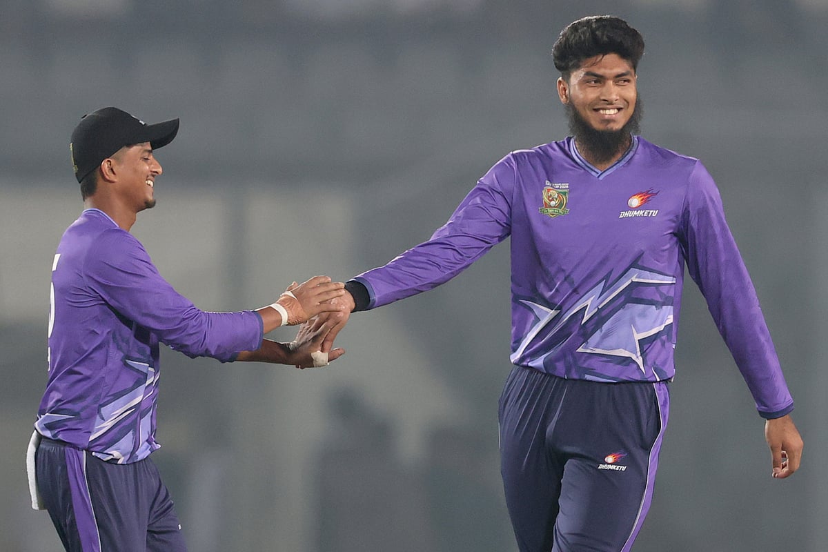 অদম্য বাংলাদেশ টি-টুয়েন্টিতে গতকাল ধূমকেতুর হয়ে ৩ উইকেট নেন রিশাদ হোসেন