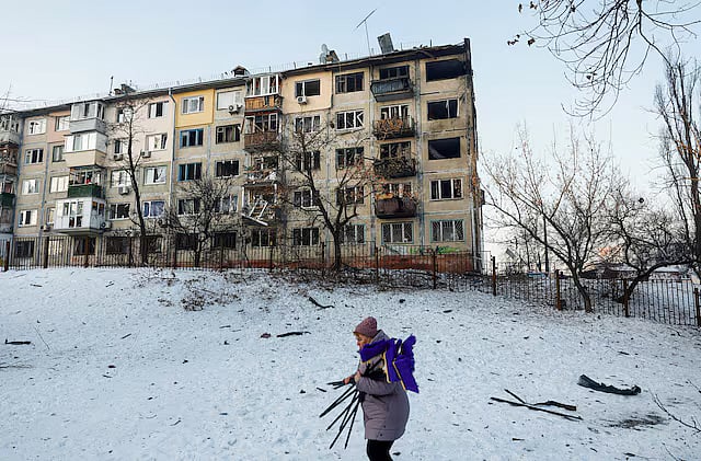 ইউক্রেনের রাজধানী কিয়েভে গত মঙ্গলবার রাশিয়ার হামলায় বিধ্বস্ত একটি ভবন। ৩ ফেব্রুয়ারি