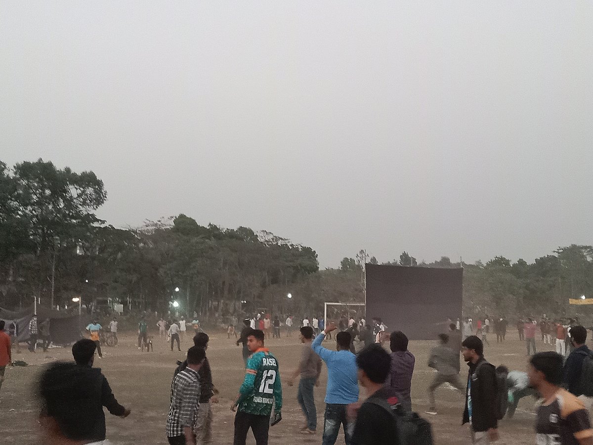 শাহজালাল বিজ্ঞান ও প্রযুক্তি বিশ্ববিদ্যালয়ে ক্রিকেট খেলায় স্লেজিংকে কেন্দ্র করে সংঘর্ষে জড়ান দুই বিভাগের শিক্ষার্থীরা। বৃহস্পতিবার বিকেলে বিশ্ববিদ্যালয়ের কেন্দ্রীয় খেলার মাঠে