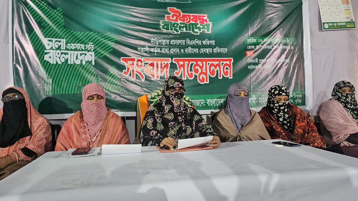 কুমিল্লার দাউদকান্দি উপজেলার ষোলপাড়ায় জামায়াতের মহিলা শাখার সংবাদ সম্মেলন। বৃহস্পতিবার বিকেলে