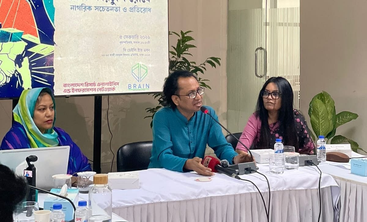 ‘ভোট কারচুপি রোধে নাগরিক সচেতনতা ও প্রতিরোধ’ শীর্ষক গোলটেবিলে বক্তব্য দিচ্ছেন লেখক ও রাজনৈতিক বিশ্লেষক জাহেদ উর রহমান।   বাংলাদেশ রিসার্চ অ্যানালাইসিস অ্যান্ড ইনফরমেশন নেটওয়ার্ক (ব্রেইন) এই গোলটেবিলের আয়োজন করে। আজ বৃহস্পতিবার দুপুরে ডেইলি স্টার ভবনে