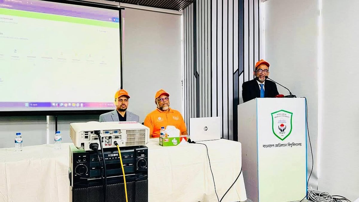 বাংলাদেশ মেডিকেল বিশ্ববিদ্যালয়ের উপাচার্য অধ্যাপক মো. শাহিনুল আলম অনুষ্ঠানে বক্তব্য দেন। মঞ্চে (বাঁ থেকে) অধ্যাপক তৌফিক হাসান ও অধ্যাপক মো. আকরাম হোসেন