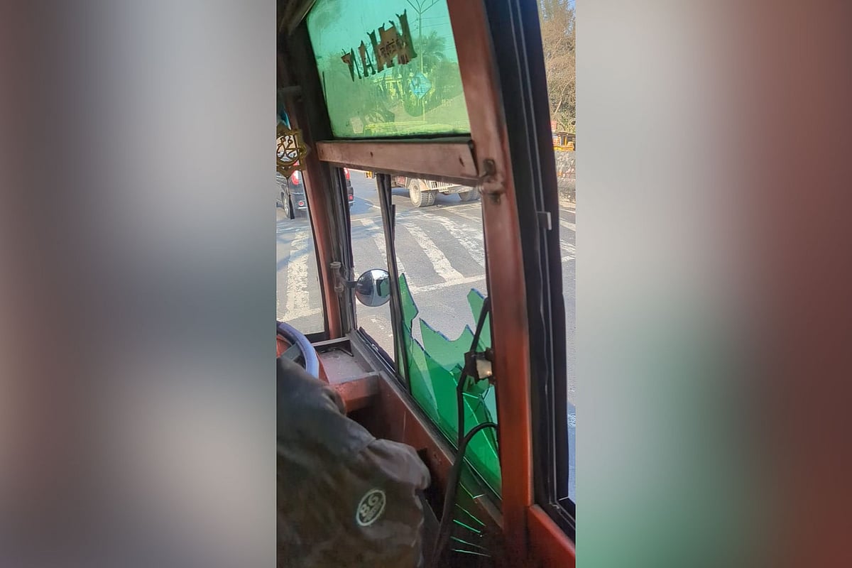 বাসচালকের পাশের জানালার ভাঙা গ্লাস