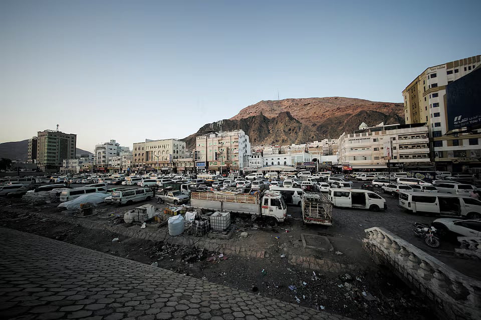 ইয়েমেনের বন্দরনগরী মুকাল্লার শহরতলীর একটি সাধারণ দৃশ্য। ২০ জানুয়ারি ২০২৬