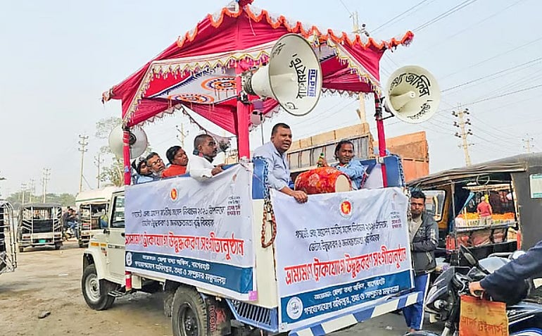 গাড়ির সঙ্গে মাইক বেঁধে নিয়ে গানে গানে চলছে নির্বাচন ও গণভোটের প্রচার। বাগেরহাটের মোংলায়