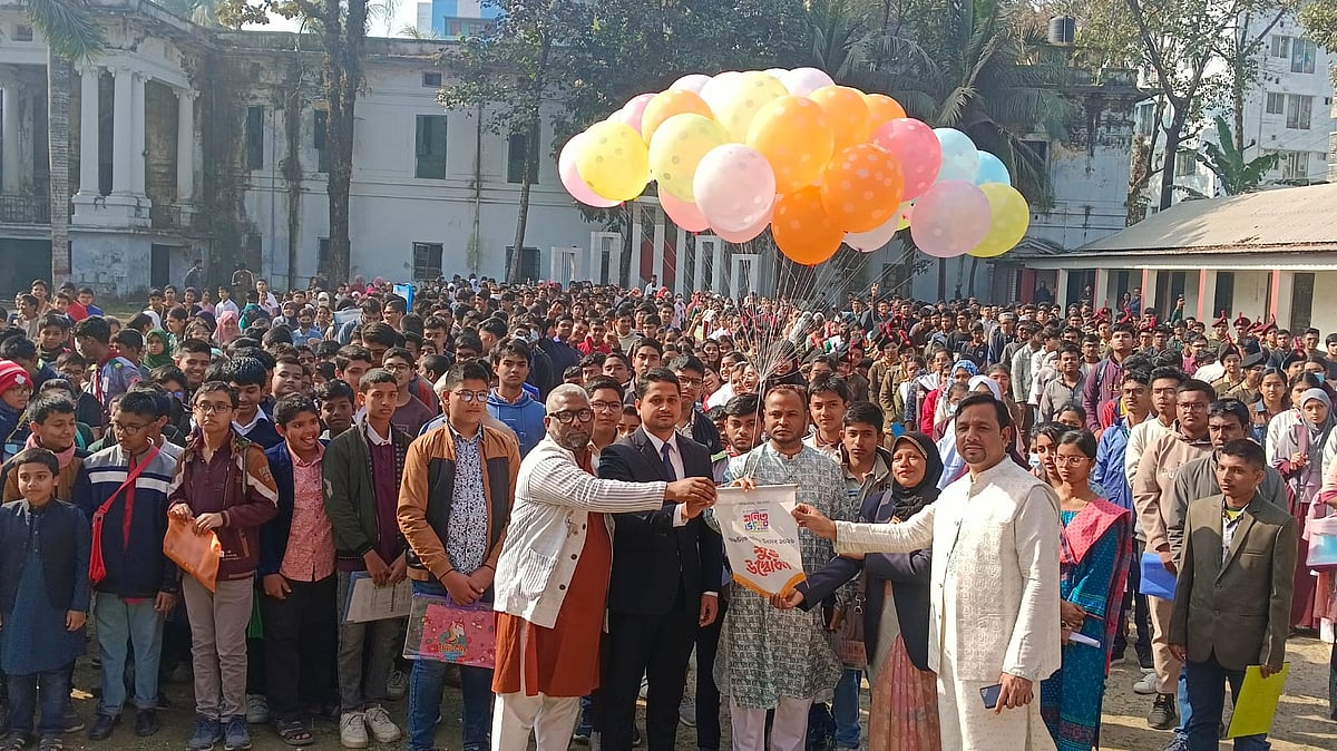 আকাশে রঙিন বেলুন উড়িয়ে ‘ডাচ্-বাংলা ব্যাংক-প্রথম আলো গণিত উৎসব ময়মনসিংহ অঞ্চলের পর্ব আনুষ্ঠানিক উদ্বোধন করেন জেলা প্রশাসক সাইফুর রহমান। আজ সকালে নগরের বিদ্যাময়ী সরকারি বালিকা উচ্চবিদ্যালয়ে