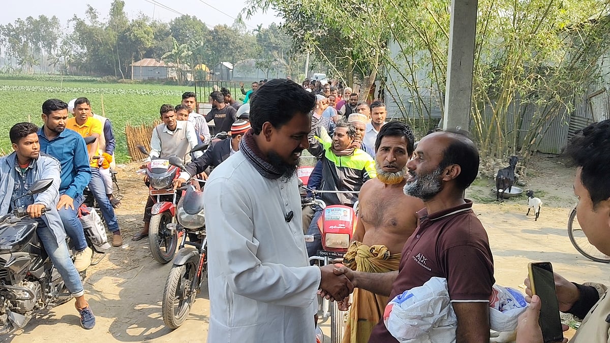 শেষ মুহূর্তে প্রচারণায় ব্যস্ত সময় পার করছেন জাতীয় নাগরিক পার্টির রংপুর–৪ আসনের প্রার্থী আখতার হোসেন। মোটরসাইকেলে নেতা–কর্মীদের নিয়ে গ্রামে গ্রামে ভোটারদের কাছে ছুটে চলেছেন। শুক্রবার দুপুরে রংপুরের কাউনিয়া চর হক বাজার এলাকায়