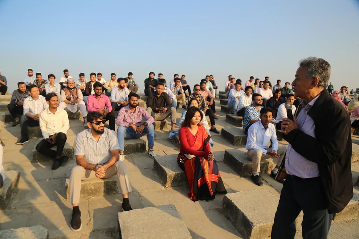 চট্টগ্রাম-১১ (বন্দর-পতেঙ্গা) আসনে বিএনপির প্রার্থী আমীর খসরু মাহমুদ চৌধুরী ‘ইয়ুথ টক’ শীর্ষক একটি অনুষ্ঠানে প্রধান অতিথি হিসেবে যোগ দেন। গতকাল বিকেলে পতেঙ্গা সমুদ্রসৈকতে