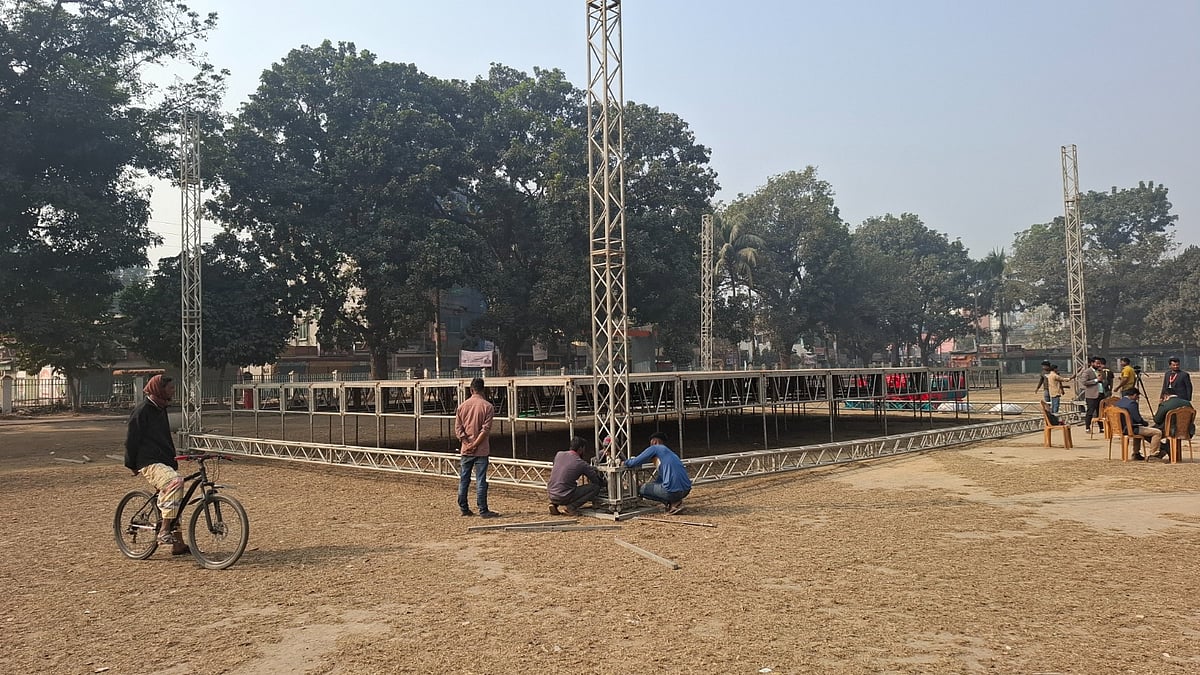 ঠাকুরগাঁওয়ে বিএনপির চেয়ারম্যান তারেক রহমানের সফর ঘিরে প্রস্তুতি চলছে। আজ সকালে ঠাকুরগাঁও সরকারি বালক উচ্চবিদ্যালয় বড় মাঠে