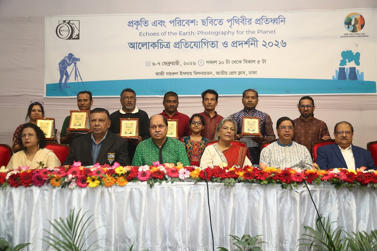 ‘ইকোজ অব দ্য আর্থ: ফটোগ্রাফি ফর দ্য প্ল্যানেট’ শীর্ষক আলোকচিত্র প্রদর্শনীর উদ্বোধন ও পুরস্কার বিতরণ অনুষ্ঠানের একটি মুহূর্ত। রাজধানীর জাতীয় প্রেসক্লাবে, ৬ ফেব্রুয়ারি ২০২৬