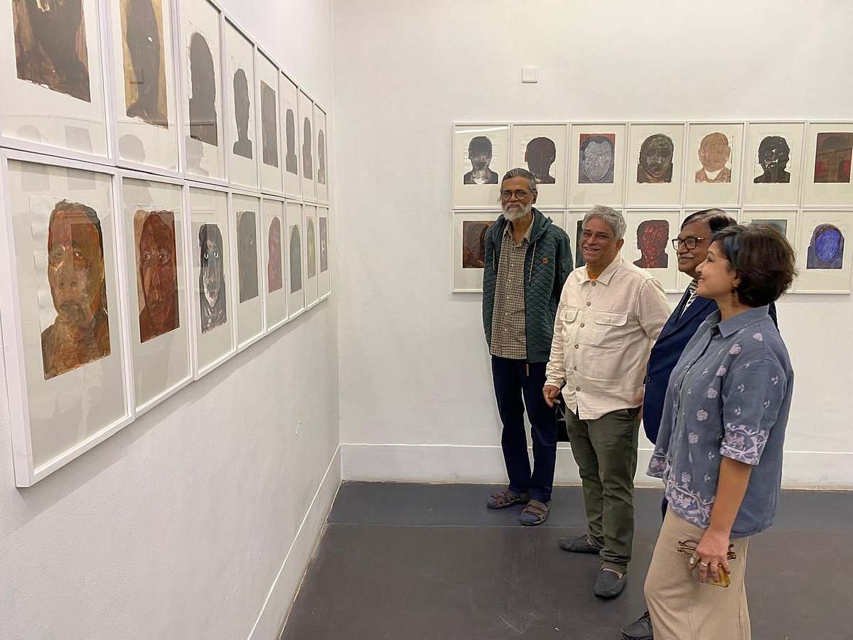 শিল্পী ফারজানা আহমেদের একক চিত্রকলা প্রদর্শনীতে শিল্পকর্ম দেখছেন শিল্পী ও অতিথিরা। লালমাটিয়ার কলাকেন্দ্র, ঢাকা, ৬ ফেব্রুয়ারি