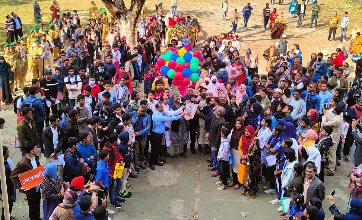 বেলুন উড়িয়ে বরিশাল আঞ্চলিক গণিত উৎসবের উদ্বোধন করছেন অতিথিরা। আজ শুক্রবার সকালে নগরের ঐতিহ্যবাহী বিএম স্কুল মাঠে