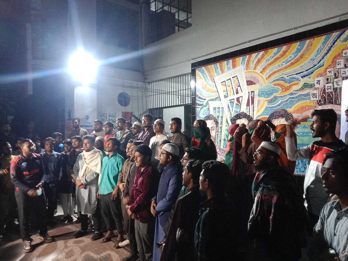 পুলিশের সঙ্গে ইনকিলাব মঞ্চের নেতা-কর্মীদের সংঘর্ষে অনেকে আহত হওয়ার প্রতিবাদ কর্মসূচিতে ডাকসু নেতারা। আজ শুক্রবার রাতে ঢাকা বিশ্ববিদ্যালয়ের ডাকসু ভবনের সামনে