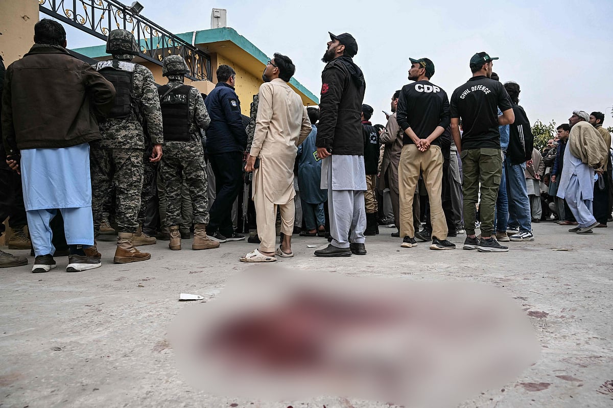 ইসলামাবাদের উপকণ্ঠে শিয়া সম্প্রদায়ের মসজিদের বাইরে মানুষের ভিড়। সেখানে মেঝেতে রক্ত দেখা যাচ্ছে। ৬ ফেব্রুয়ারি ২০২৬, ইসলামাবাদ