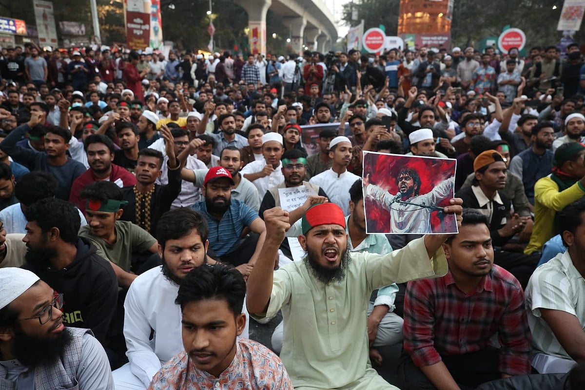 রাজধানীর শাহবাগ মোড়ে অবস্থান নিয়ে বিক্ষোভ করছেন ইনকিলাব মঞ্চের নেতা–কর্মীরা। আজ শুক্রবার বিকেলে হোটেল ইন্টারকন্টিনেন্টালের সামনের সড়কে পুলিশের সঙ্গে সংঘর্ষের পর শাহবাগে সমবেত হন তাঁরা