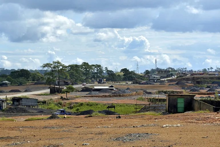 ভারতের মেঘালয় রাজ্যের ইস্ট জৈন্তিয়া হিলসের একটি কয়লা স্টকইয়ার্ডের সাধারণ দৃশ্য