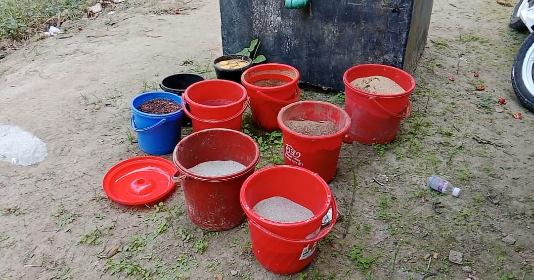 শরীয়তপুরের জাজিরা উপজেলার বিলাসপুর ইউনিয়নের একটি বাগান থেকে উদ্ধার করা ককটেল। আজ শনিবার ভোরে মুলাই ব্যাপারীকান্দি এলাকায়