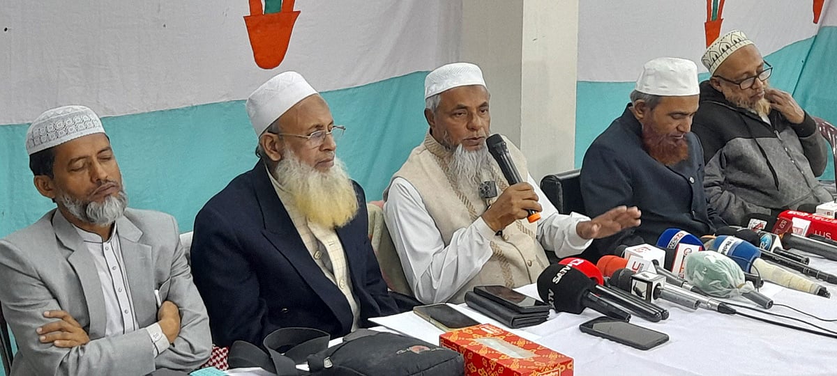 সংবাদ সম্মেলনে বক্তব্য দিচ্ছেন নোয়াখালী জেলা জামায়াতে ইসলামীর আমির ইসহাক খন্দকার। গতকাল রাতে জেলা  জামায়াতের কার্যালয়ে