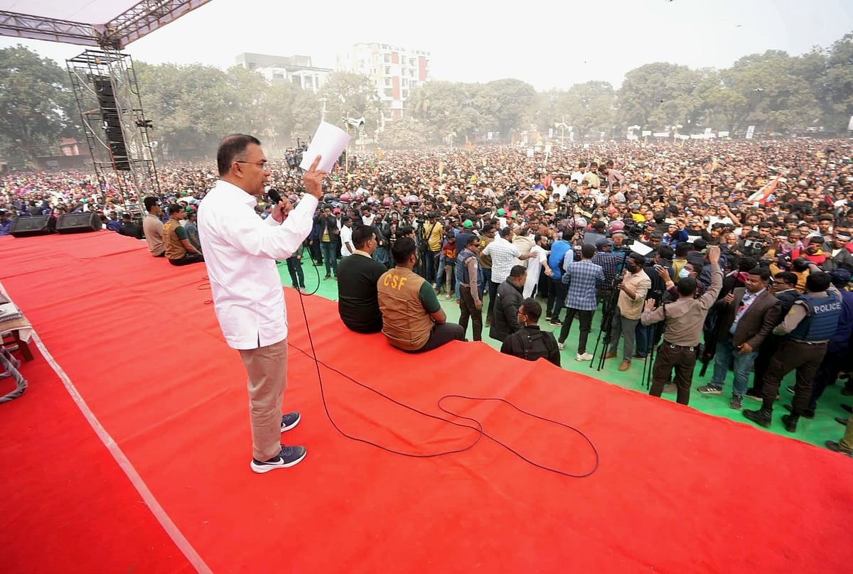 ঠাকুরগাঁওয়ে নির্বাচনী জনসভায় বক্তব্য দেন বিএনপির চেয়ারম্যান তারেক রহমান। আজ শনিবার দুপুরে ঠাকুরগাঁও সরকারি বালক উচ্চবিদ্যালয় বড় মাঠে