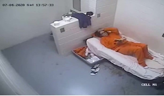 কয়েদির পোশাক পরা অবস্থায় আটককেন্দ্রের কক্ষে নিজের খাটে শুয়ে গিলেনকে বই পড়তে দেখা যাচ্ছে। মার্কিন বিচার বিভাগ ভিডিওটি প্রকাশ করে