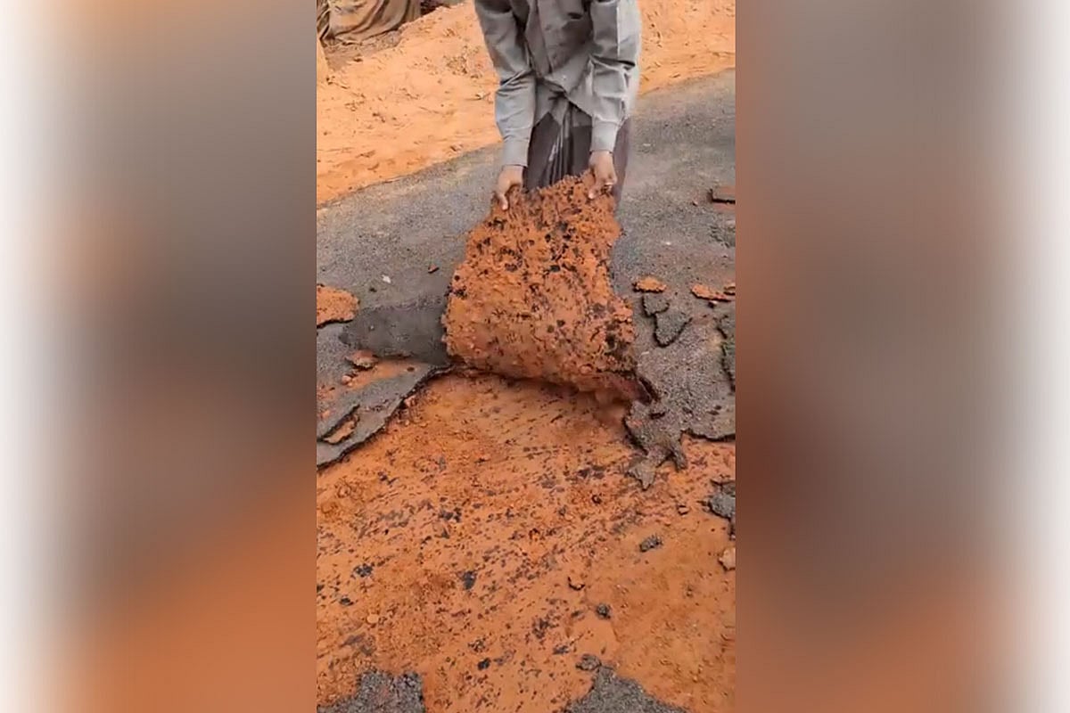 হাত লাগাতেই উঠে আসছে পিচঢালাইয়ের কার্পেটিং। চট্টগ্রামের লোহাগাড়ার নাওঘাটা গ্রামে