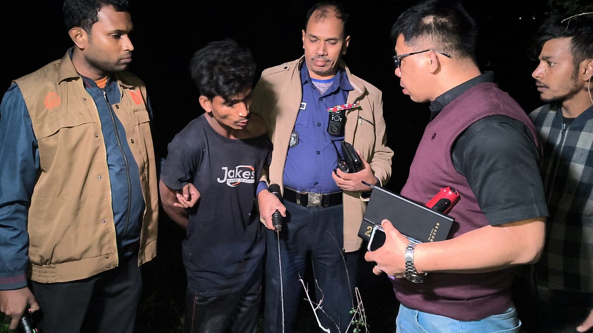 অভিযুক্ত মো. সুজনকে অস্ত্র উদ্ধারের জন্য ঘটনাস্থলে নিয়ে যাচ্ছে জেলা গোয়েন্দা পুলিশ। গতকাল রাতে শহরের আদালত পাড়া খাজুরিয়া এলাকায়