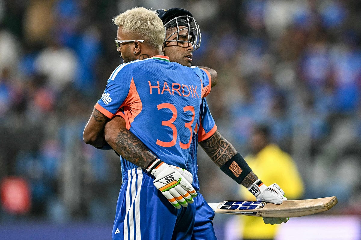 ভারতের ইনিংস শেষে অধিনায়ক সূর্যকুমারকে অভিনন্দন সতীর্থ হার্দিক পান্ডিয়ার। দলের পক্ষে সর্বোচ্চ অপরাজিত ৮৪ রান করেছেন সূর্যকুমার