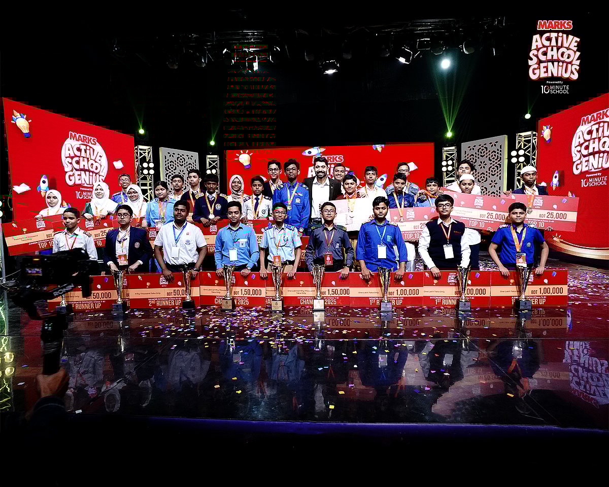 মার্কস অ্যাকটিভ স্কুল জিনিয়াসের গ্র্যান্ড ফিনালে ও পুরস্কার বিতরণ অনুষ্ঠানে অতিথিদের সঙ্গে বিজয়ীরা