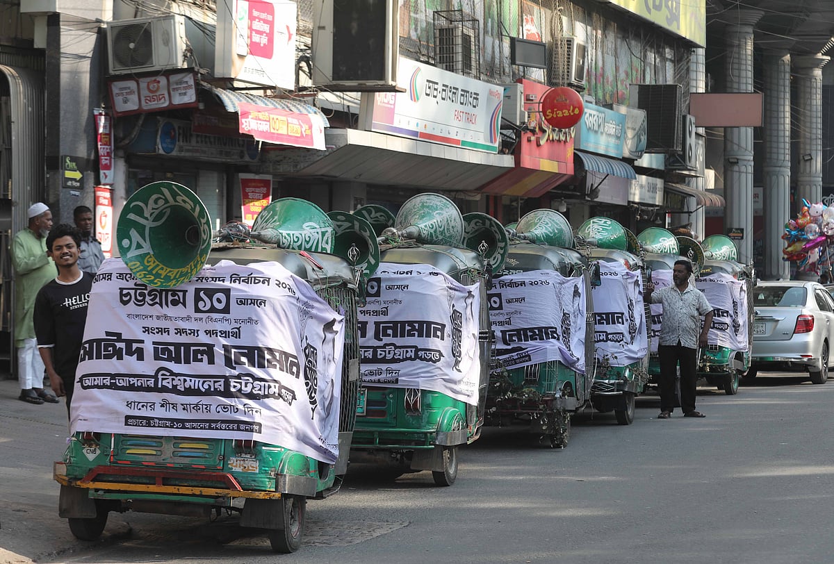 মাইক নিয়ে নির্বাচনী প্রচারে নামার অপেক্ষায় অটোরিকশা