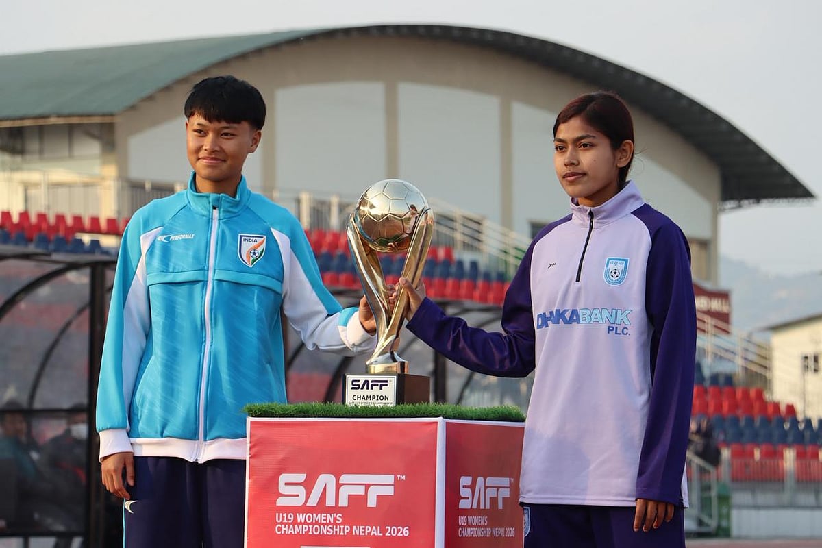 শিরোপা জিতবে কোন দল? ফাইনালের আগে শিরোপার পাশে বাংলাদেশ অনূর্ধ্ব–১৯ অধিনায়ক অর্পিতা বিশ্বাস (ডানে) ও ভারতের নংমাইথেম জুলান