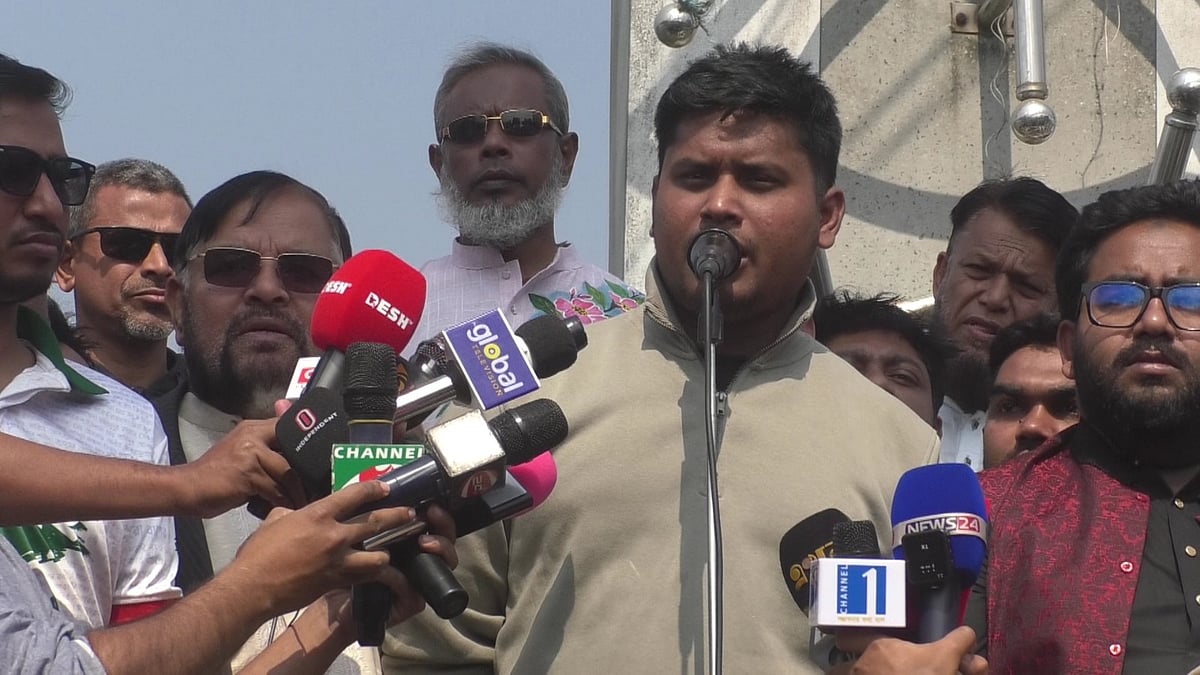 যশোর শহরের দড়াটানা ভৈরব চত্বরে ১১–দলীয় জোট আয়োজিত নির্বাচনী পথসভায় বক্তব্য দেন হাসনাত আবদুল্লাহ। আজ শনিবার