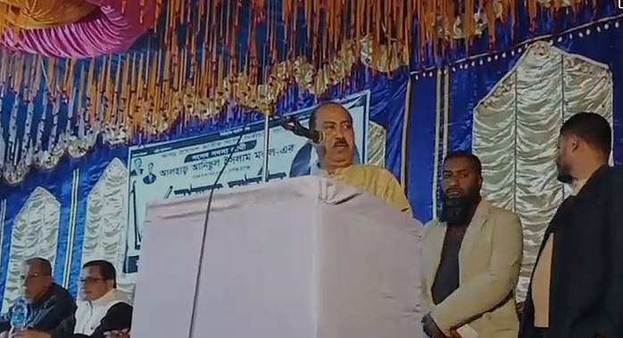 বদরগঞ্জে একটি নির্বাচনী জনসভায় জাতীয় পার্টির কেন্দ্রীয় কমিটির সদস্য মোকাম্মেল হক চৌধুরী বক্তব্য দেন। গত বৃহস্পতিবার