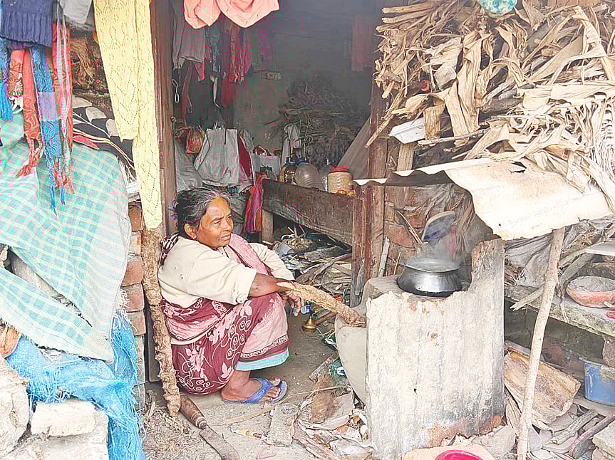 ঝালকাঠি সদরের পোনাবালিয়া ইউনিয়নের বিষখালী নদীর তীরবর্তী দেউড়ি সাইক্লোন শেল্টারের উত্তর পাশে নদী থেকে কয়েক ফুট দূরে এক কক্ষের ঘরে একাই থাকেন বৃদ্ধা পিয়ারা বেগম। জীর্ণশীর্ণ ঘরটিতে রান্না করার সময় জীবনের গল্প বলছিলেন তিনি। বুধবার সকালে