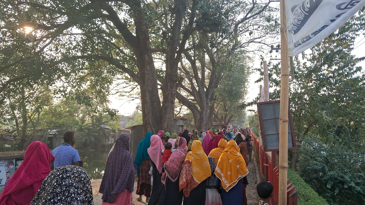 নির্বাচন এলেই মিছিলে যেতে ডাক পড়ে এই নারীদের। এবার তাঁরা মিছিলে যাচ্ছেন মাত্র ৫০ টাকার বিনিময়ে। শনিবার বিকেলে রাজশাহী নগরের রামচন্দ্রপুর এলাকায় পদ্মা নদীর বন্যা নিয়ন্ত্রণ বাঁধের ওপর
